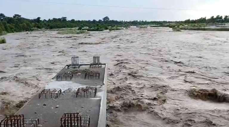 बाणगङ्गा नदीमा फसेका एक बालकको उद्धार, एक जना सम्पर्कविहीन