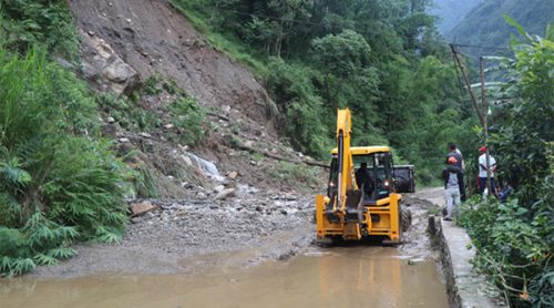 वर्षा रोकिएसँगै बेनी–दरवाङ सडक मर्मत थालियो