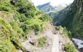 पहिरोले चामे-बेँसीसहर सडक अवरुद्ध