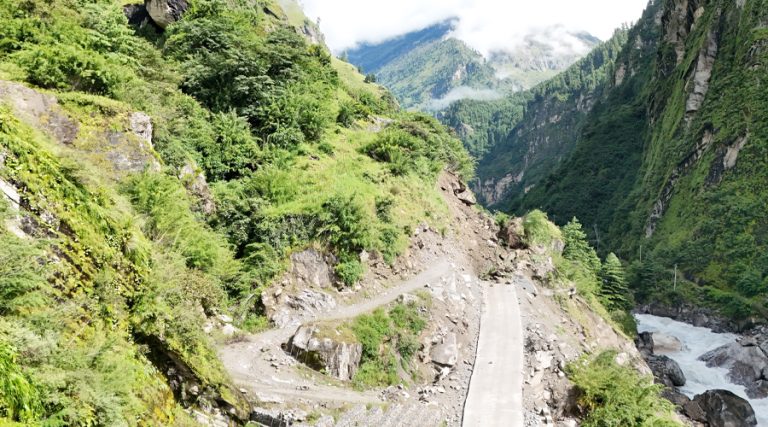 पहिरोले चामे-बेँसीसहर सडक अवरुद्ध