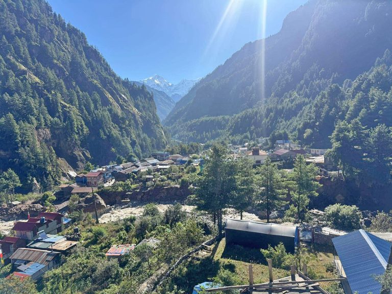 बाढीको त्रासपछि चामेमा खुलेको मौसम (तस्वीरहरू)