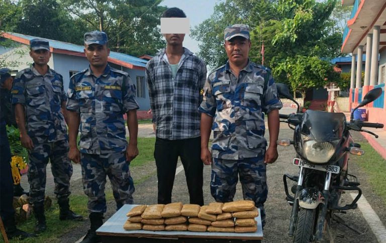 साढे ९ किलो चरेशसहित भारतीय नागरिक पक्राउ