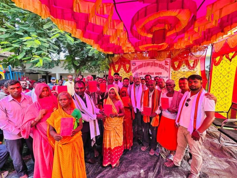 नापजाँच सकिएको ९ वर्षपछि धनुषाका २४२ स्ववासी परिवारले पाए लालपुर्जा