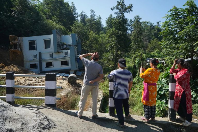यस्तो छ साढे दुई तले घर ढलेको ठाउँको दृश्य (तस्वीरहरू)