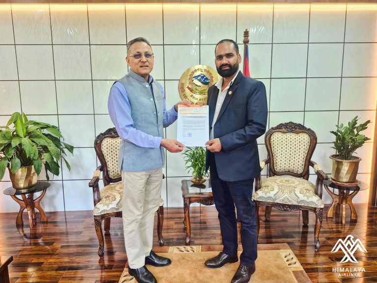 हिमालय एयरलाइन्सका कर्मचारीबाट १३ लाख रुपैयाँ प्रधानमन्त्री राहत कोषमा प्रदान