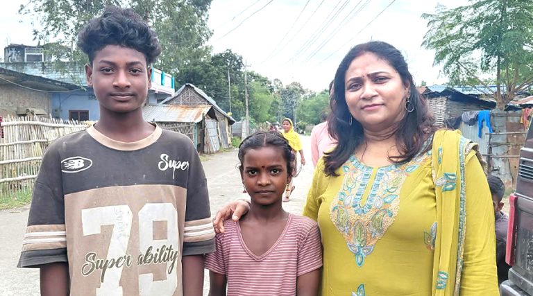 डा. सिंहले लिइन् बाढीमा बुबा र क्यान्सरले आमा गुमाएका दाजु–बहिनीको जिम्मा