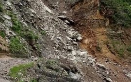 गगने खोलामा पहिरो खस्दा कर्णाली राजमार्ग अवरुद्ध