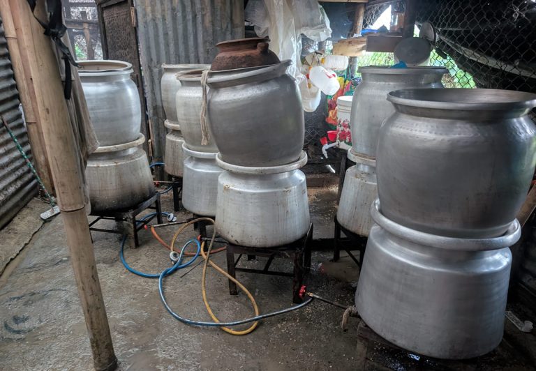 ६५० लिटर घरेलु मदिरा र कच्चा पदार्थसहित २ जना पक्राउ