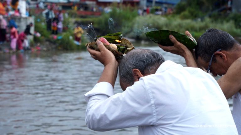 बुवाको मुख हेर्ने दिन : गोकर्णेश्वरमा दिवंगत पिताको सम्झना, २४ तस्वीरमा हेर्नुहोस्  