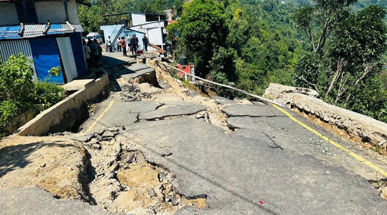 पहिरोले तम्घास–खज्याङ सडक अवरुद्ध, जनजीवन प्रभावित