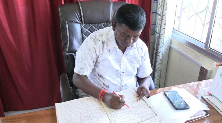 प्रमुख प्रशासकीय अधिकृत नियमित कार्यालय नआएको भन्दै गाउँपालिका अध्यक्षले काटे हाजिरी