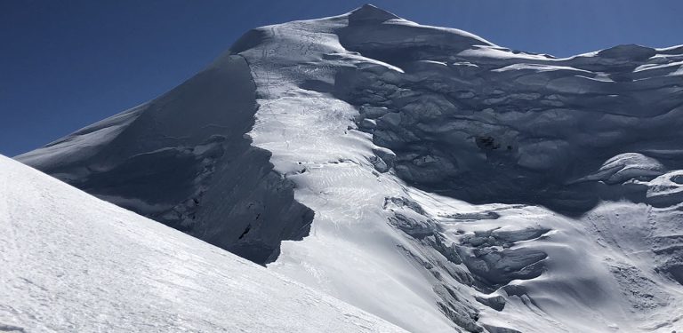 मनाङको हिमलुङ हिमालमा हिमपहिरो, १० जना सम्पर्कविहीन 