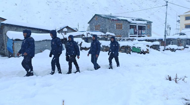 हिमपातले हुम्लाको हिल्सा जोड्ने सडक अवरुद्ध, खुलाउने प्रयास जारी