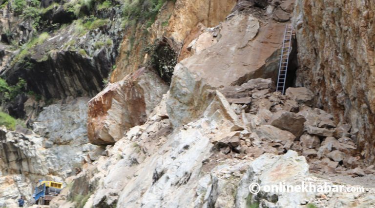 हुम्लाको छारे सडकखण्ड एक सातादेखि अवरुद्ध