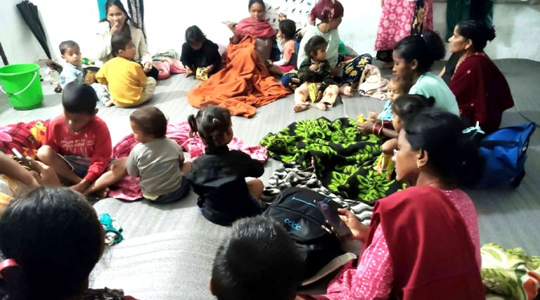 जोखिम बढेपछि जोगबुडा नदी किनारका २४ परिवार सुरक्षित स्थानमा सरे
