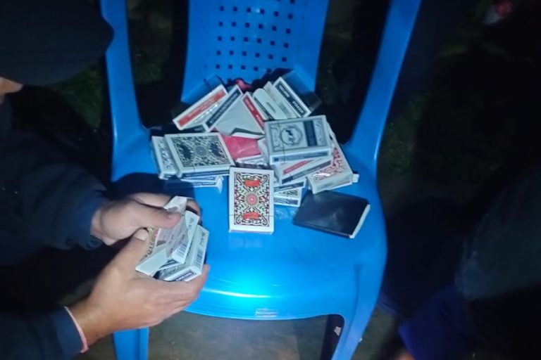 धनकुटामा तास खेलिरहेका १२ जना २ लाख ३६ हजार नगदसहित पक्राउ