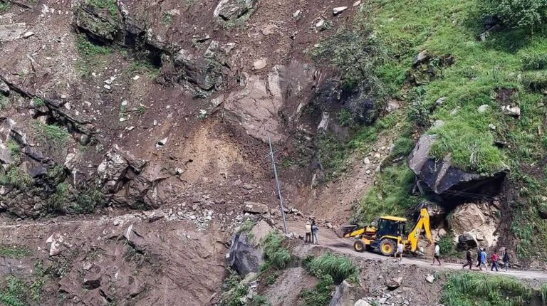 पहिरो पन्छाएपछि कर्णाली राजमार्ग एकतर्फी सञ्चालनमा
