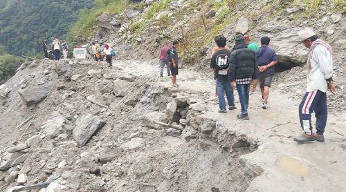 संखुवासभामा पहिरोले उत्तर–दक्षिण कोशी राजमार्ग अवरुद्ध