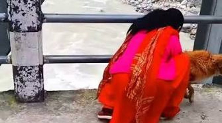बझाङमा कुकुरलाई जिउँदै सेतीमा फाल्ने महिला पक्राउ