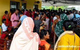 लहान अस्पतालमा चिकित्सक अभाव : चर्को घाममा सास्ती झेल्दै बिरामी