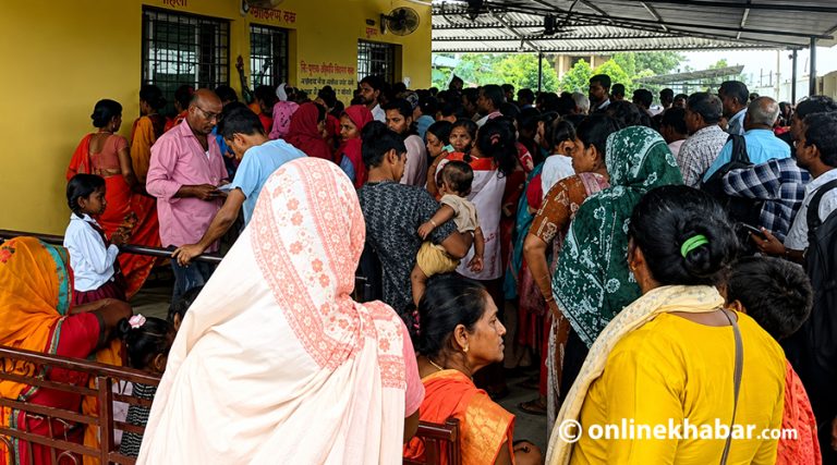 लहान अस्पतालमा चिकित्सक अभाव : चर्को घाममा सास्ती झेल्दै बिरामी