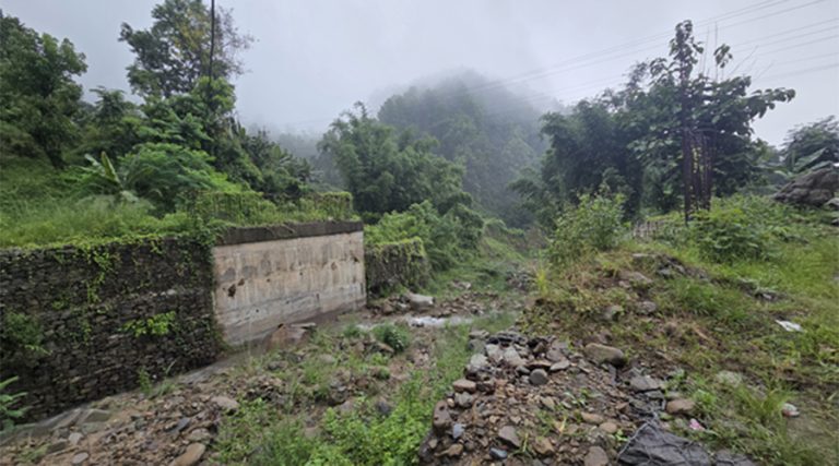 लेदुवा खोलाको पुल सात वर्षदेखि अधुरै   