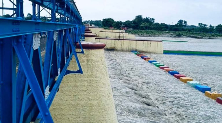 महाकालीमा पानीको सतह बढेपछि बनबासा पुलमा सवारी बन्द