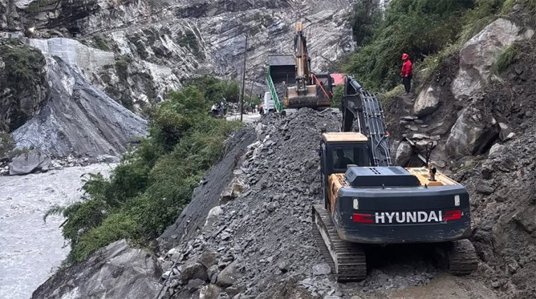 डुम्रे-बेँसीसहर-चामे सडक शुक्रबारसम्म सञ्चालनमा ल्याउने तयारी
