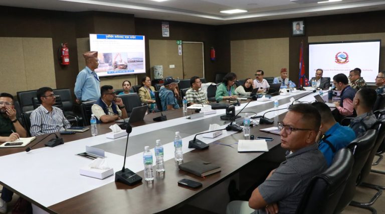 बंगालको खाडीमा विकसित वर्षा प्रणालीबारे मनसुन प्रतिकार्य कमान्ड पोस्टमा ब्रिफिङ