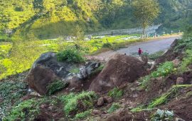 पहिरोका कारण बाजुराको मार्तडी-साँफेबगर सडक अवरुद्ध