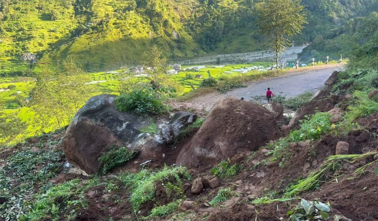 पहिरोका कारण बाजुराको मार्तडी-साँफेबगर सडक अवरुद्ध