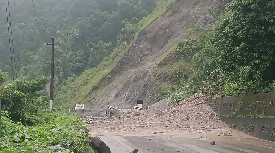 पहिरोका कारण मुग्लिन-नारायणगढ सडक अवरुद्ध