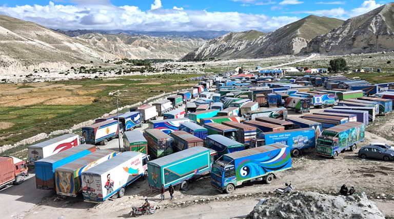 कोरला नाकामा चहलपहल, मुस्ताङ भन्सारमा कन्टेनरको ताँती