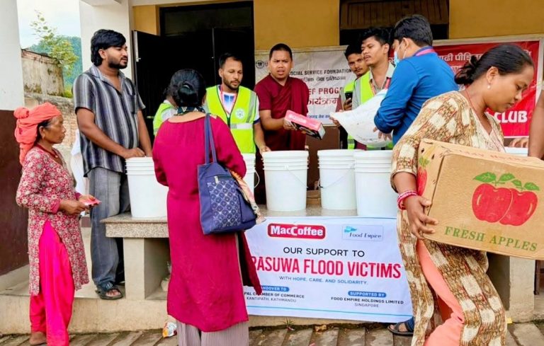 फुड इम्पायर सिंगापुरद्वारा चेम्बरमार्फत बाढीपीडितलाई २० हजार अमेरिकी डलरको राहत