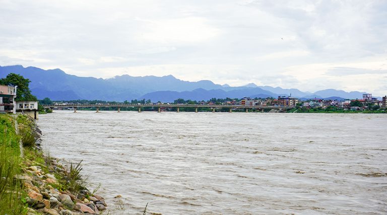 नारायणीको बाढी खतराको तह नजिक, गण्डक ब्यारेजका सबै ढोका खुला