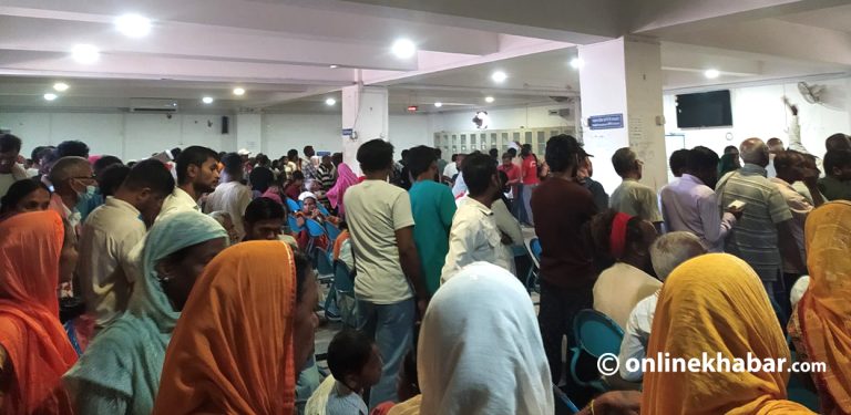 नारायणी उपक्षेत्रीय अस्पतालमा उपचार गराउनै सास्ती