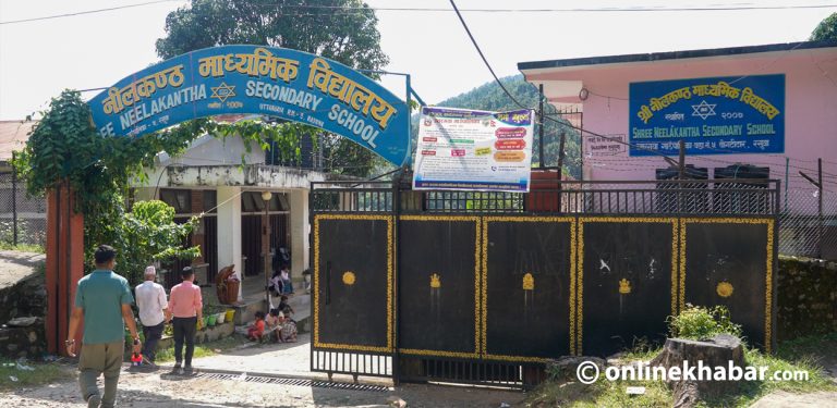 विद्यार्थी पर्खिरहेका छन् विद्यालय, सम्पर्कमा छैनन् ५०० बढी विद्यार्थी