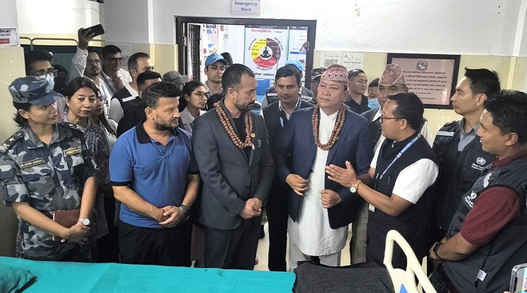 बाढीले पुल बगाउँदा समस्या हुन थालेपछि नुवाकोटमा वैकल्पिक अस्पताल सञ्चालन