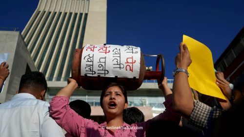 आयल निगमअगाडि विद्यार्थीको नाराः ‘जनता संकटमा, किन चाहियो सरकार फोकटमा ?’