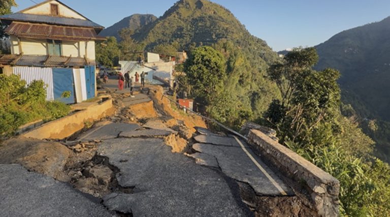 सडक भासिँदा रेसुङ्गा विमानस्थल जाने सडक अवरुद्ध