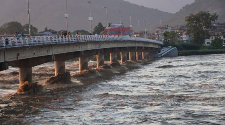नारायणी पुलमा हलुका गाडी चलाउन अनुमति, क्रुजसिप निकाल्न दुई विकल्पमा तयारी