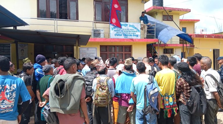 विद्युत् सेवा माग्दै रोल्पाली आन्दोलित