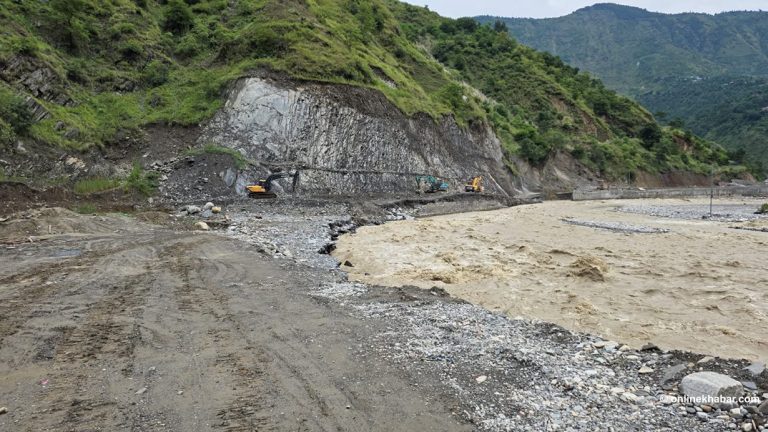बीपी राजमार्गमा रोशी खोलाले बगाएका अस्थायी डाइभर्सन निर्माण सुरु