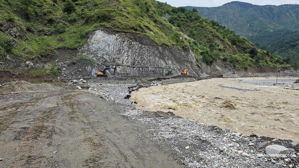 बीपी राजमार्गमा रोशी खोलाले बगाएका अस्थायी डाइभर्सन निर्माण सुरु