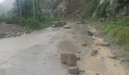 पहिरोका कारण सिद्धार्थ राजमार्ग अवरुद्ध 