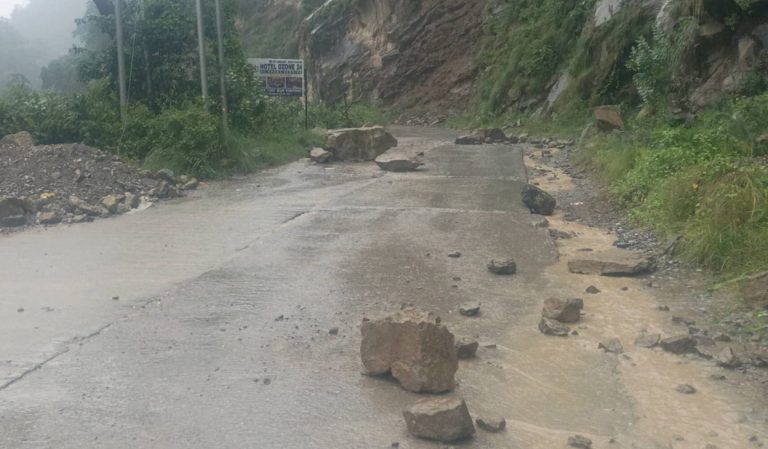 पहिरोका कारण सिद्धार्थ राजमार्ग अवरुद्ध 
