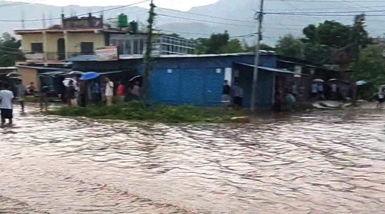 अविरल वर्षाले वीरेन्द्रनगरको जनजीवन प्रभावित, कर्णाली राजमार्ग ठप्प