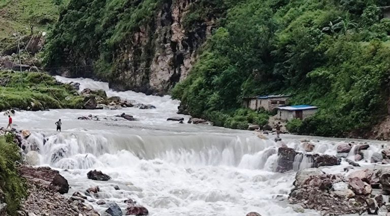 जाजरकोटमा खोलाले बगाउँदा एक जना बेपत्ता