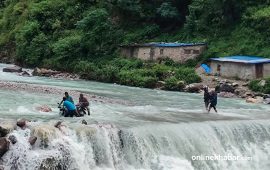 बाढीले पुल बगाएपछि ताक्सुगाडमा जोखिम मोलेर वारपार गर्छन् सर्वसाधारण (तस्वीरहरू)