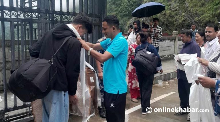 बाढीपछि चीनतर्फ फसेका थप १५५ नेपाली तातोपानी नाका हुँदै स्वदेश फर्किए